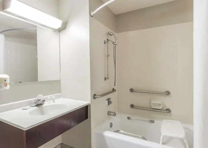 Super 8 By Wyndham St. Charles * Saint Charles
