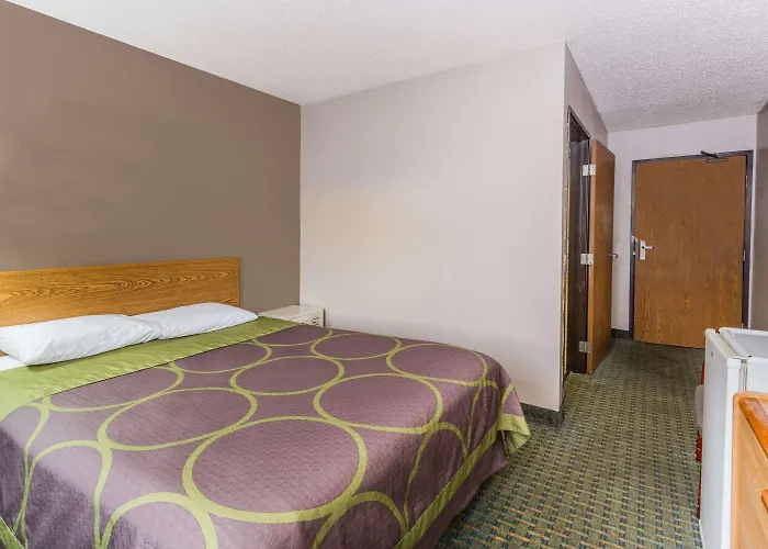 Super 8 By Wyndham St. Charles Hotel