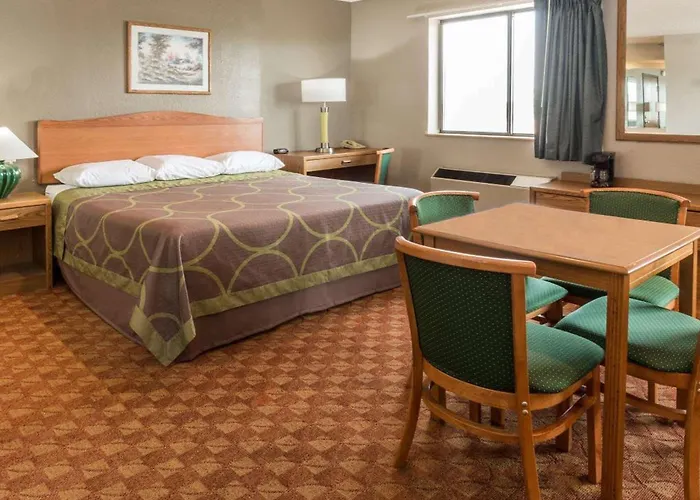 Super 8 By Wyndham St. Charles