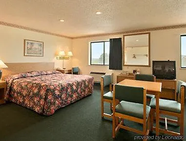 Super 8 By Wyndham St. Charles