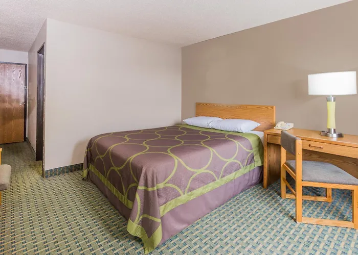 Super 8 By Wyndham St. Charles Hotel